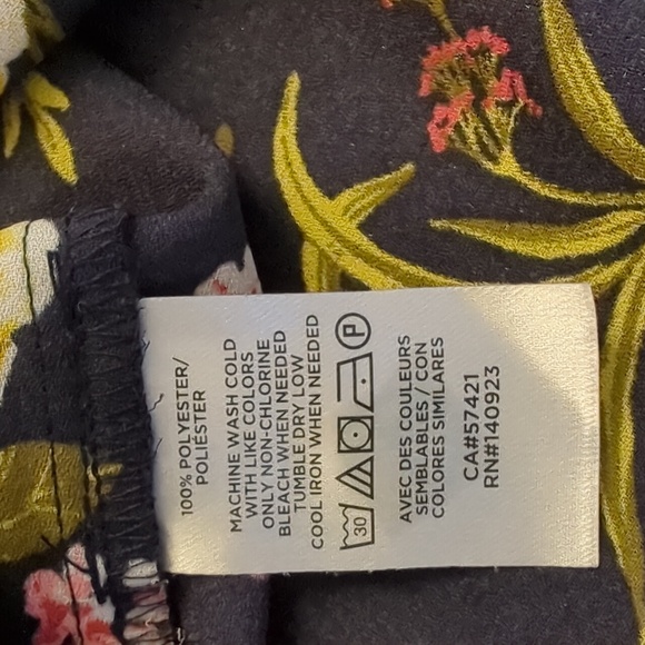 Ann Taylor LOFT Navy Floral ruffled sleeveless blouse size medium - Picture 9 of 10